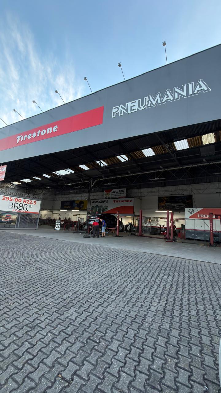 Frente da loja Pneumania com boxes de atendimento
